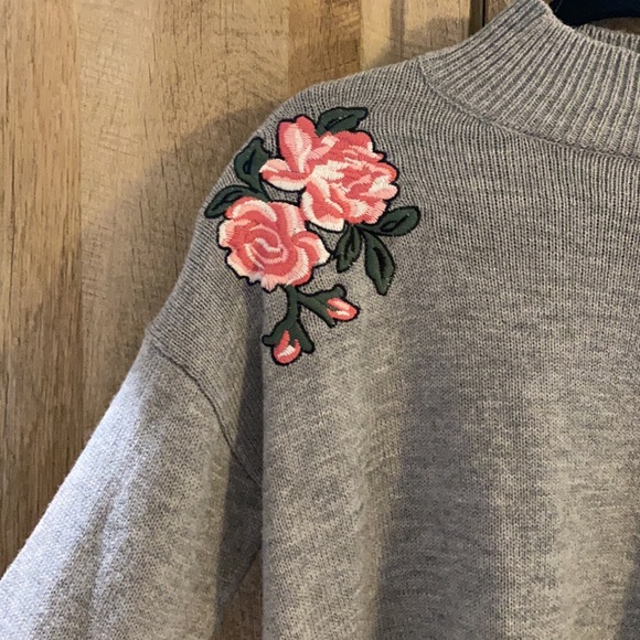 ๐2 for $20๐ Adorable Cropped Sweater - Picture 2 of 3